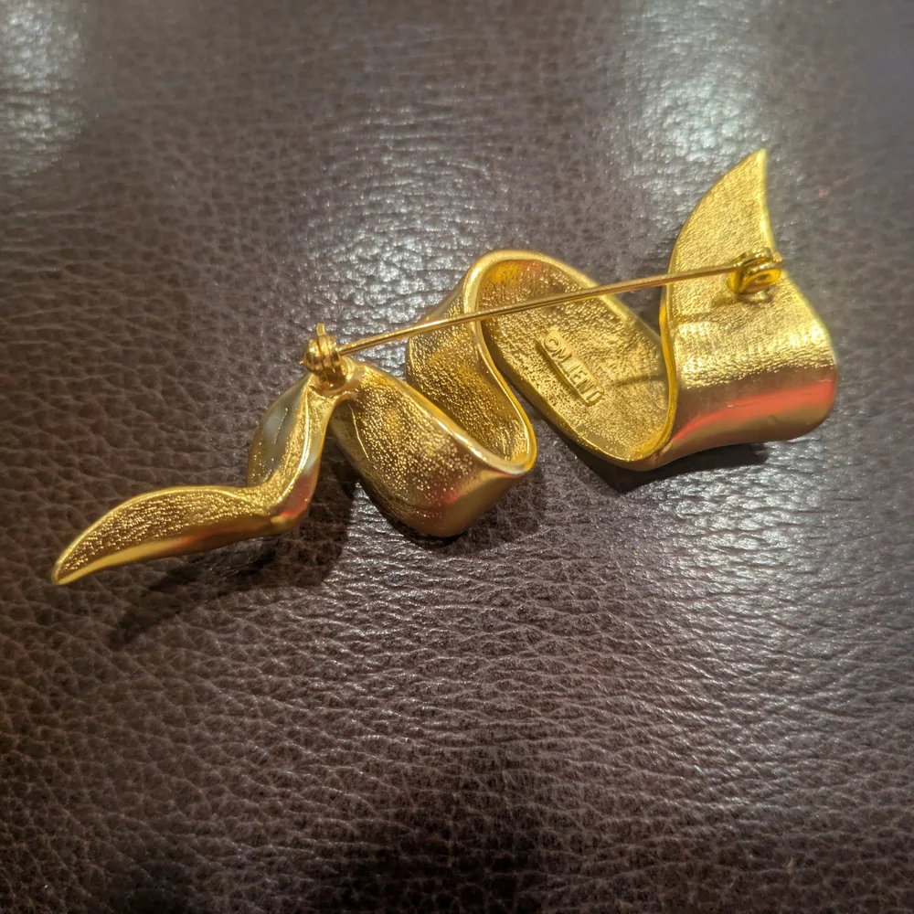 Vintage Signed M. J. ENT Gold Tone Ribbon Brooch Vintage.1980 s